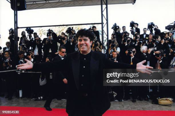 Le réalisateur espagnol Pedro Almodovar pendant le festival de Cannes, en France, le 23 mai 1999.