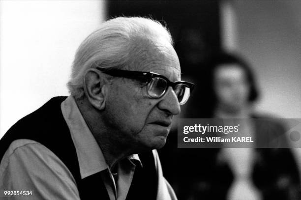 Le philosophe Herbert Marcuse donne des cours à Vincennes en avril 1974, France.