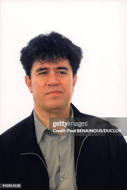Portrait du réalisateur espagnol Pedro Almodovar pendant le festival de Cannes, en France, le 15 mai 1999.