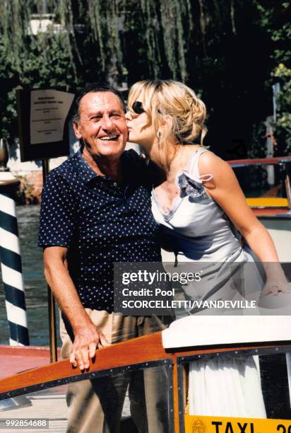 Franca Faldini, Alberto Sordi et Valeria Marini au 55ème Festival de Venise pour la présentation du film 'Incontri proibiti' d'Alberto Sordi le 7...