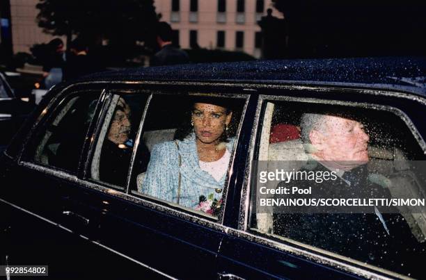 Le Prince Rainier III de Monaco et la Princesse Stéphanie de Monaco arrivent au vernissage de l'exposition d'Ernando Venanzi le 8 janvier 1997 à...