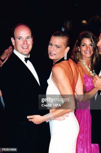 Le Prince Albert II de Monaco danse avec la Princesse Stéphanie de Monaco au Gala de la Croix Rouge monégasque le 4 août 2000 à Monaco.