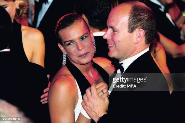 Le Prince Albert II de Monaco danse avec la Princesse Stéphanie de Monaco au Gala de la Croix Rouge monégasque le 4 août 2000 à Monaco.