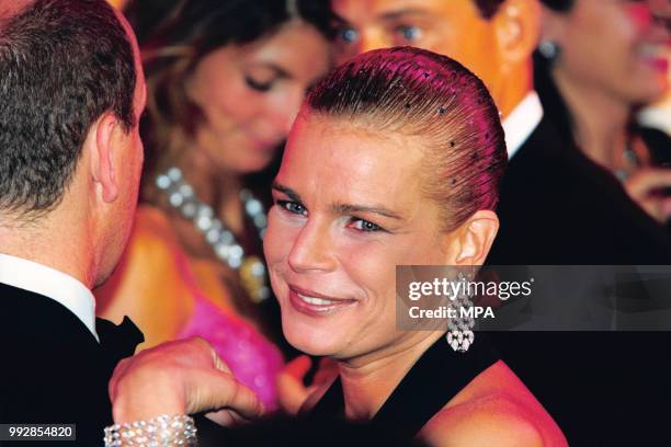Le Prince Albert II de Monaco danse avec la Princesse Stéphanie de Monaco au Gala de la Croix Rouge monégasque le 4 août 2000 à Monaco.