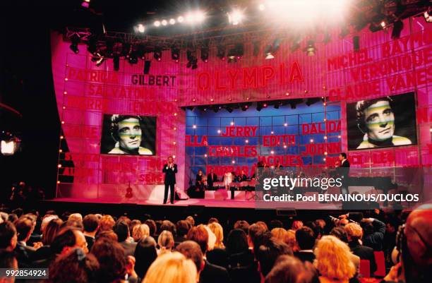 Le chanteur français Gilbert Bécaud sur scène, pendant le spectacle de clôture de l'Olympia, avant son déménagement, à Paris, en France, le 14 avril...