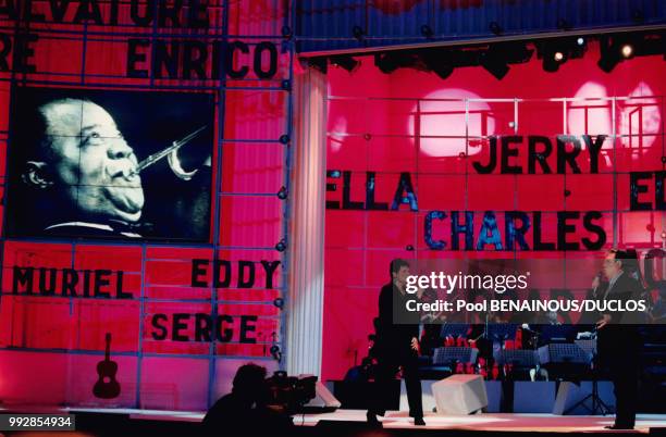 Les chanteurs Maurane et Claude Nougaro sur scène, pendant le spectacle de clôture de l'Olympia, avant son déménagement, à Paris, en France, le 14...