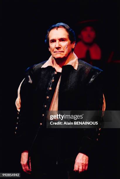 Acteur français Robert Hossein sur scène pendant une représentation de la pièce de théâtre "Angélique Marquise des Anges", à Paris, en France, le 28...