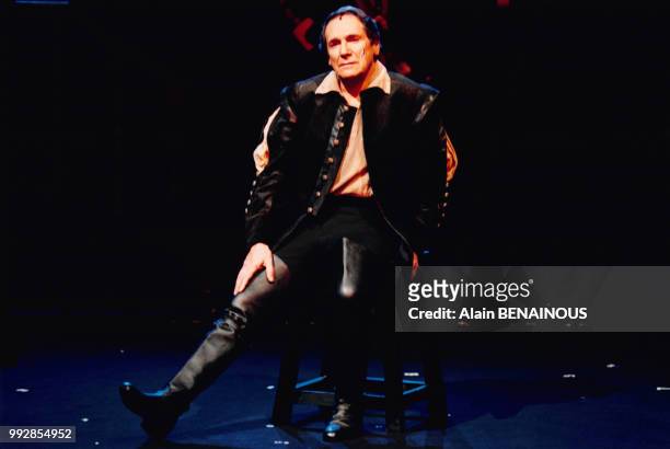 Acteur français Robert Hossein sur scène pendant une représentation de la pièce de théâtre "Angélique Marquise des Anges", à Paris, en France, le 28...