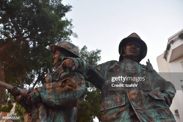 rehovot festival of living sculptures israel - mime box stock pictures, royalty-free photos & images