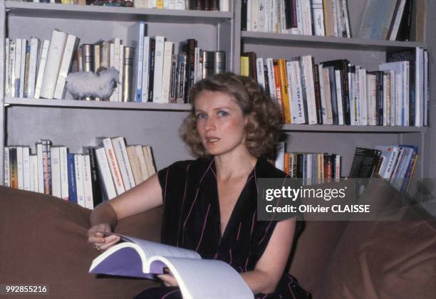 Actrice Marie-Christine Barrault lit un scénario en juin 1980 à Paris, France.