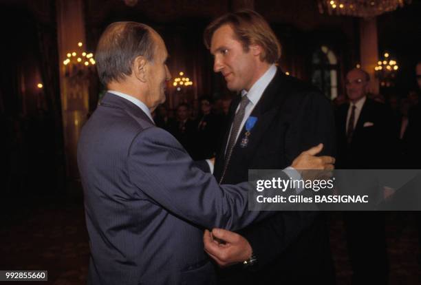 Le President Francois Mitterrand remet une décoration à Gérard Depardieu, le 15 septembre 1988 à Paris, France.