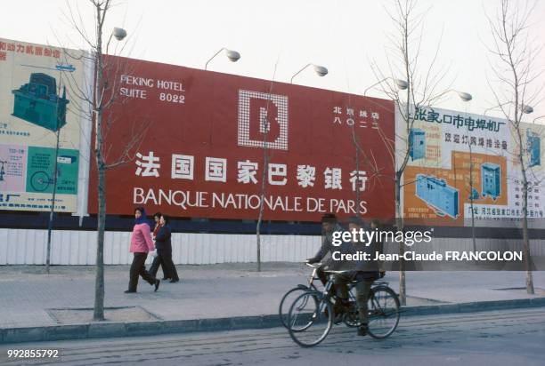 Publicité pour la BNP dans les rues de Pékin en février 1981, Chine.