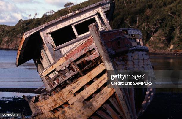 Epave de bateau de pêche à Puerto Toro en 1993 au Chili.