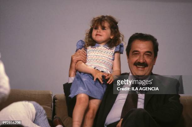 Le président-élu Raoul Alfonsin avec sa petite-fille sur les genoux le 2 novembre 1983 en Argentine.