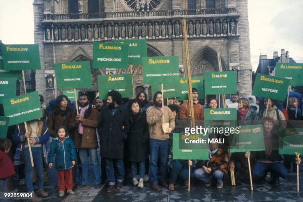 La marche du mouvement pacifiste 'Le Retour' le 25 mars 1984 a Paris, France.