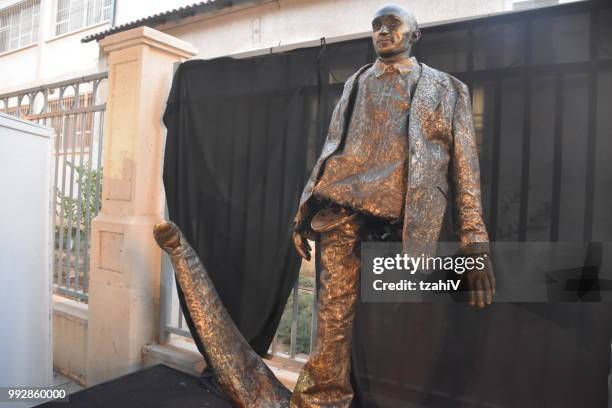 rehovot festival of living sculptures israel - mime box stock pictures, royalty-free photos & images
