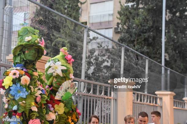 rehovot festival of living sculptures israel - mime box stock pictures, royalty-free photos & images