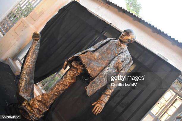 rehovot festival of living sculptures israel - mime box stock pictures, royalty-free photos & images