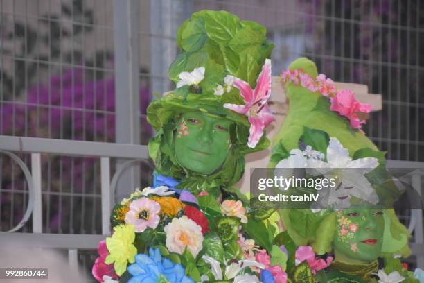 rehovot festival of living sculptures israel - mime box stock pictures, royalty-free photos & images