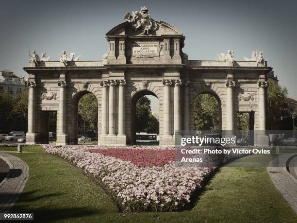 the puerta de alcalá (alcalá gate). neo-classical monument in the plaza de la independencia in madrid, spain - independencia stock pictures, royalty-free photos & images