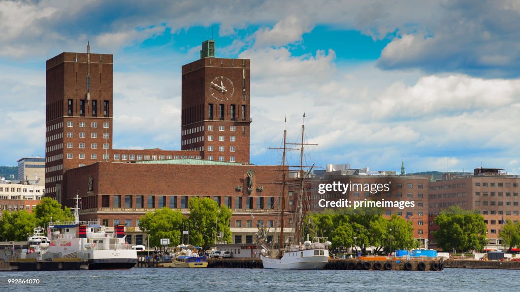 Uitzicht op Oslo City Hall en straatbeeld met mensen en reiziger / Oslo, Noorwegen
