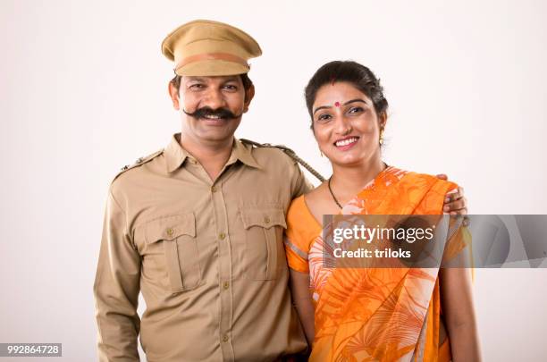 indisk polis med fru - the police officers wife bildbanksfoton och bilder