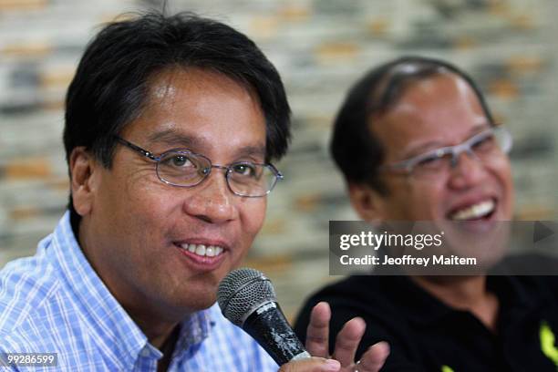 Liberal Party vice presidential candidate Mar Roxas talks to the media at a press conference on May 14, 2010 in Tarlac, Philippines. The country went...