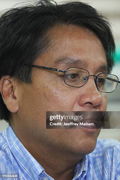 Liberal Party vice presidential candidate Mar Roxas talks to the media at a press conference on May 14, 2010 in Tarlac, Philippines. The country went...