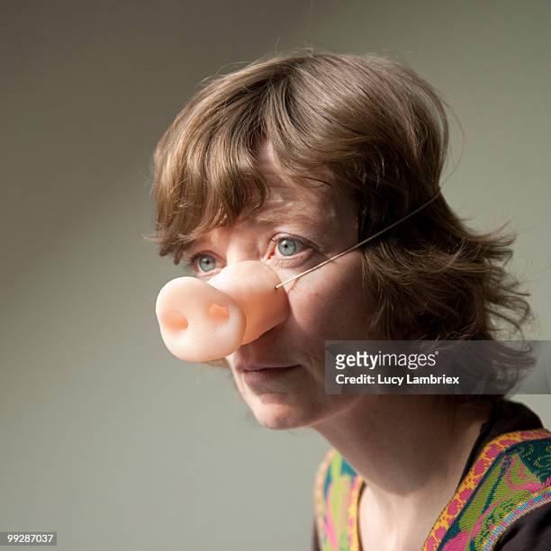 woman with a pig's nose - pig nose 個照片及圖片檔