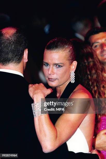 Le Prince Albert II de Monaco danse avec la Princesse Stéphanie de Monaco au Gala de la Croix Rouge monégasque le 4 août 2000 à Monaco.