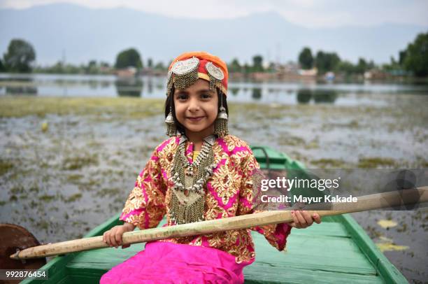 young girl in traditional kashmir outfit - shikara bildbanksfoton och bilder