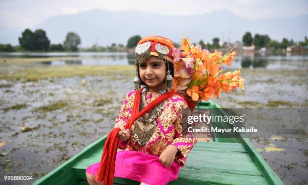 young girl in traditional kashmir outfit - shikara fotografías e imágenes de stock