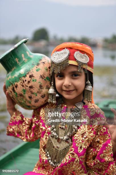 young girl in traditional kashmir outfit - shikara stockfoto's en -beelden