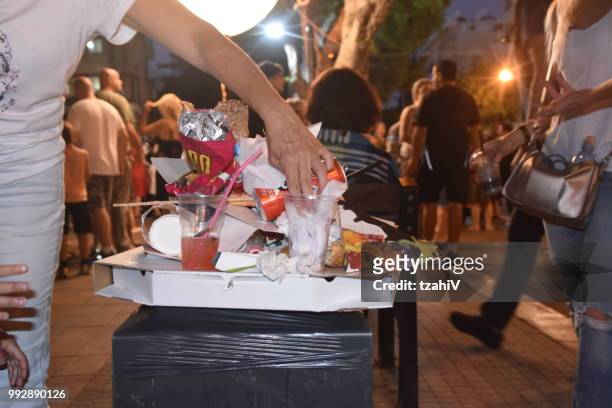 prullenbak kan vol restjes en vuilnis op rehovot festival levende sculpturen israëls - levend standbeeld stockfoto's en -beelden