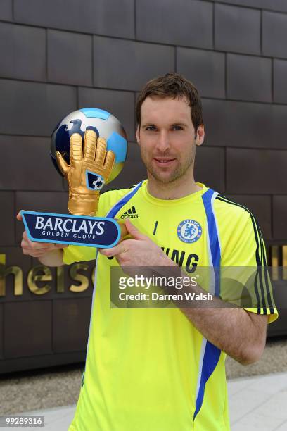 Petr Cech of Chelsea poses with the Barclays Golden Glove award after a training session at the Cobham Training ground on May 13, 2010 in Cobham,...