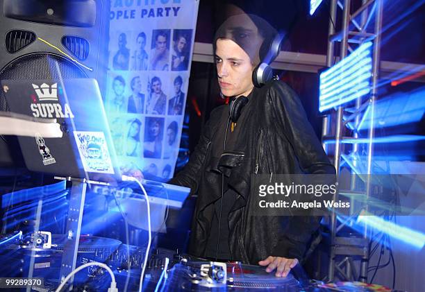 Samantha Ronson spins at Paper Magazine's 13th Annual Beautiful People Issue event at The Standard Hollywood on May 13, 2010 in Hollywood, California.