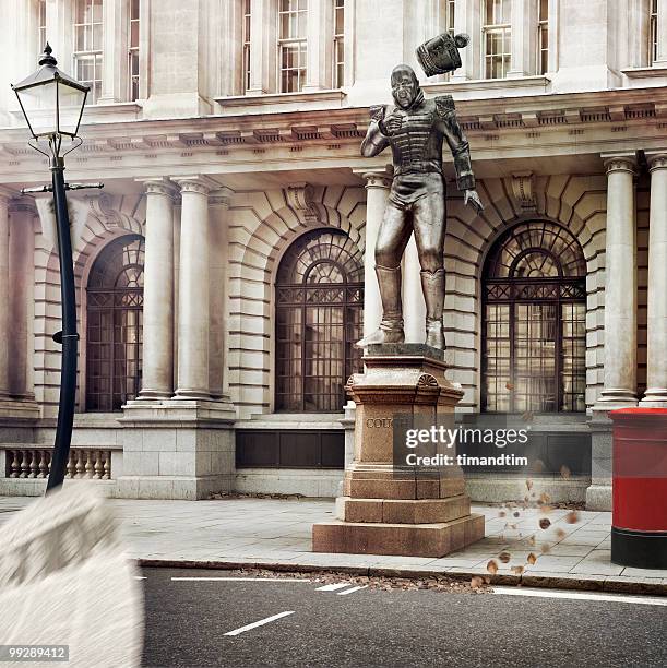 statue coughing in the street - newpremiumuk stockfoto's en -beelden