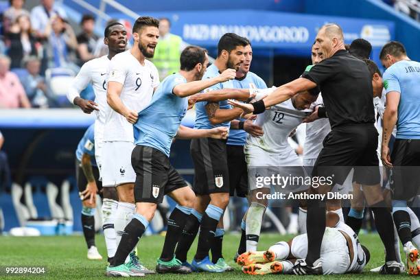 Argue during 2018 FIFA World Cup Quarter Final match between France and Uruguay at Nizhniy Novgorod Stadium on July 6, 2018 in Nizhniy Novgorod,...