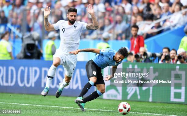 Jonathan Urretaviscaya of Uruguay competes with Olivier Giroud of France during the 2018 FIFA World Cup Russia Quarter Final match between Uruguay...