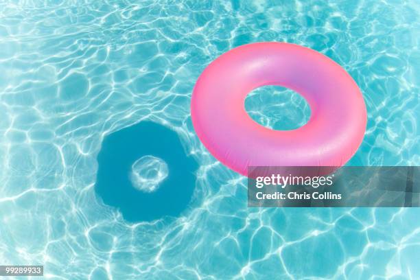 inflatable ring in swimming pool - schwimmring stock-fotos und bilder