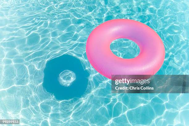 inflatable ring in swimming pool - inflável - fotografias e filmes do acervo