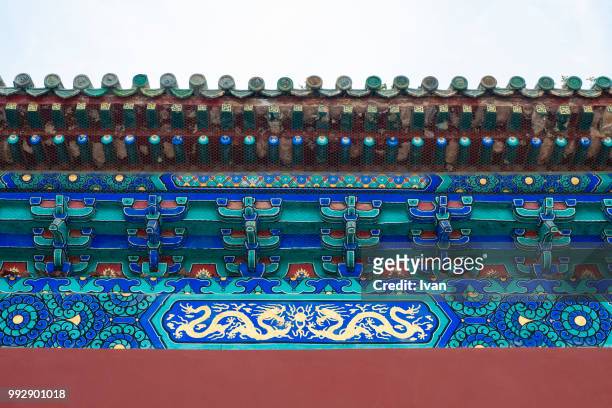 ornate chinese style red roof dragon columns - dongcheng stock pictures, royalty-free photos & images