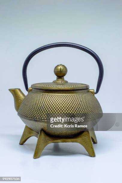 close-up of teapot in cast iron decorated on white background - kcris ramos imagens e fotografias de stock