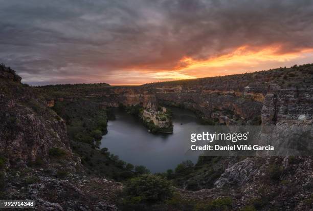 spain, castile and leon, segovia, hoces del rio duraton natural park at sunset - panoramica 個照片及圖片檔