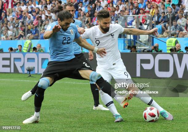 July 2018, Russia, Nizhny Novgorod: World Cup 2018, Uruguay vs France, Nizhny Novgorod stadium. Martin Caceres from Uruguay and Olivier Giroud from...