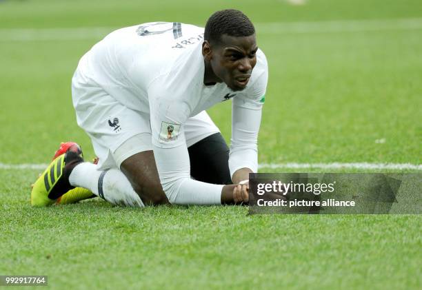 July 2018, Russia, Nizhny Novgorod: World Cup 2018, Uruguay vs France, Nizhny Novgorod stadium. Paul Pogba aus Frankreich kniet auf dem Spielfeld....