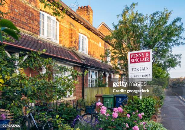 hus till salu på en gata i oxford, england - sold engelskt begrepp bildbanksfoton och bilder