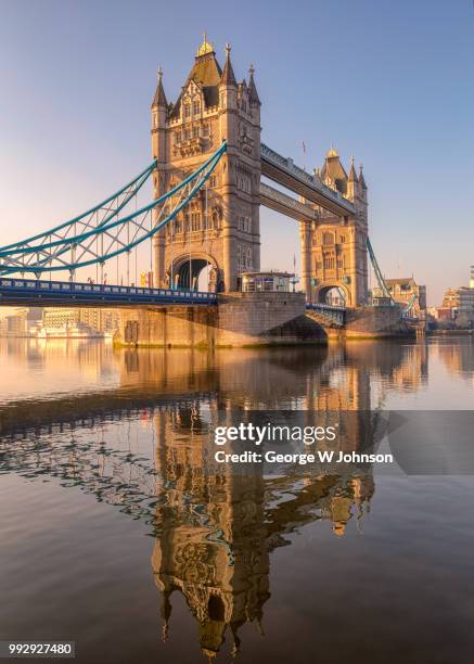 across the thames - tower bridge fotografías e imágenes de stock