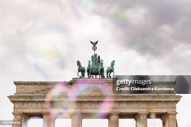 brandenburg gate in berlin on an overcast summer day. - brandenburg gate stock-fotos und bilder