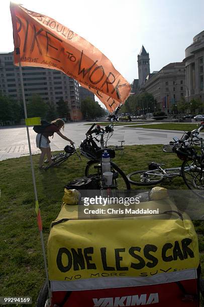 About a thousand people stopped at Freedom Plaza this morning, for an annual rally supporting bicycle commuters at the Bike to Work Day 2003....